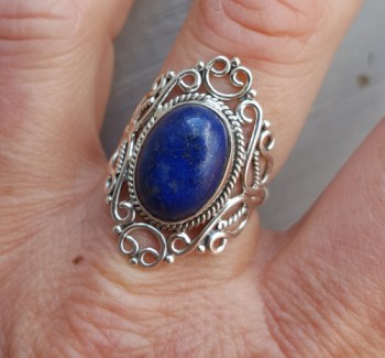 Zilveren ring met Lapis Lazuli en bewerkte kop 18.5 mm